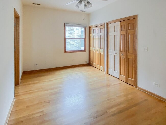 Foto del edificio - 2440 N Southport Ave
