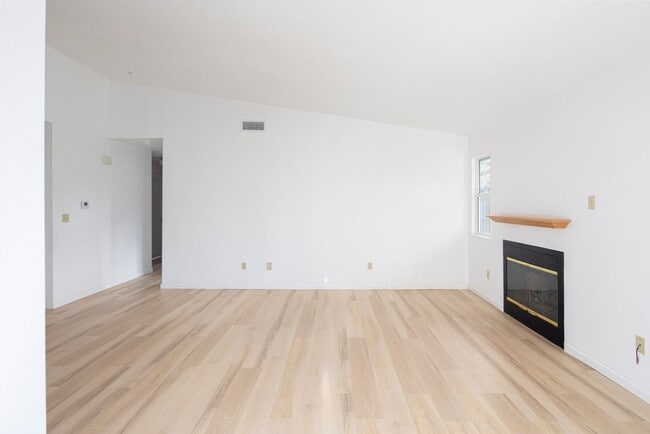 Building Photo - Lovely 3 Bedroom Home in Beautiful Los Alamos!