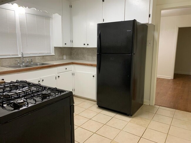 Building Photo - 210 S Pin Oak Dr