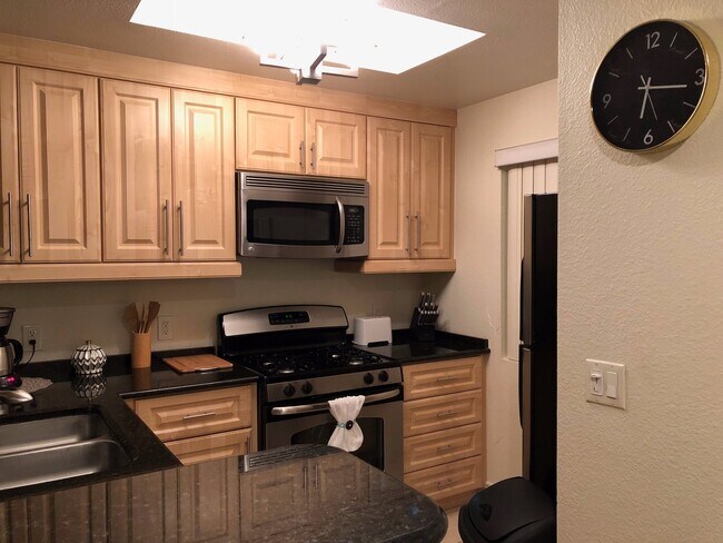 Foto del edificio - Meridian Fully Furnished Studio Condo - Resort Style Living. Utilities & Cable services Not Inclu...