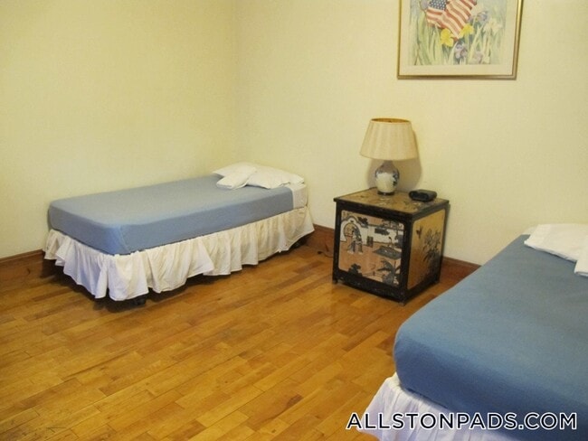 Building Photo - 38 Linden St