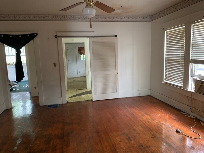 Building Photo - 921 Valley Rd Pl