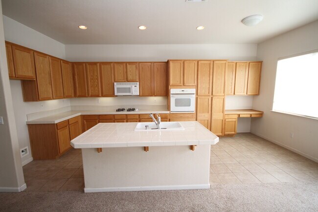 Foto del edificio - 4 Bed| 2 Bath | 2263SF | 3 Car Garage | Single Story | Tenant pays $190 monthly for WS&G