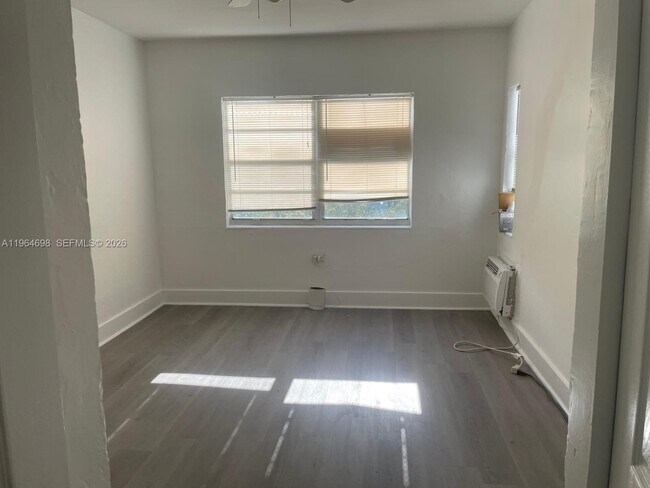 Building Photo - 1784 Normandy Dr