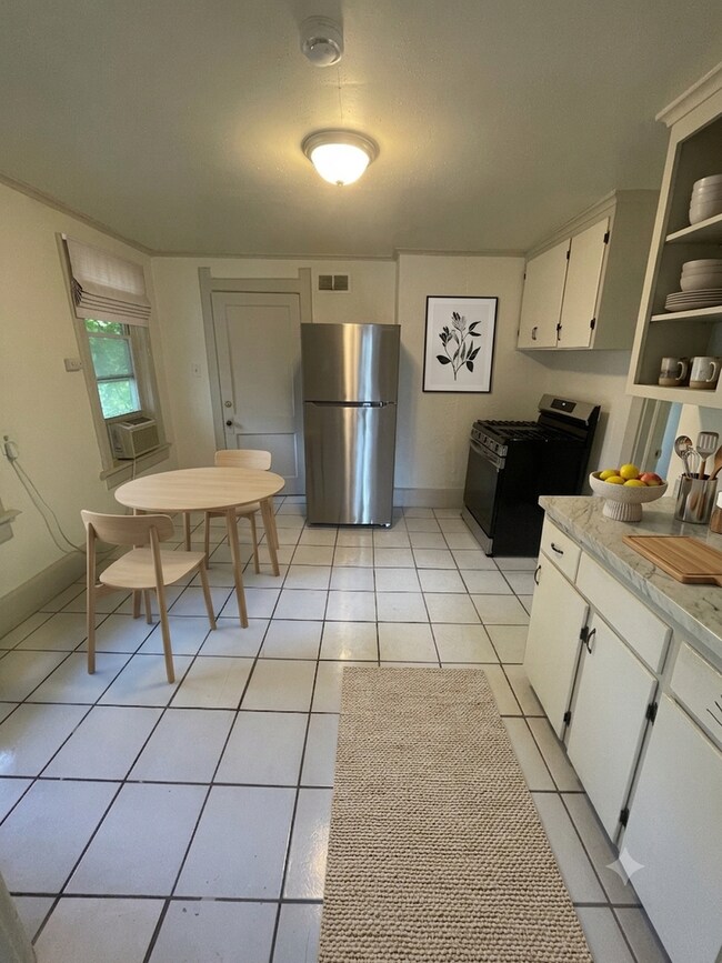 Foto del edificio - Private 2 Bedroom Cottage with Fenced Yard & In-Unit Laundry – Prime East Side Location!