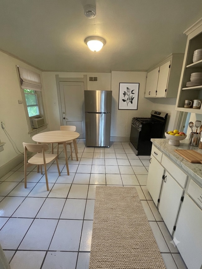 Building Photo - Private 2 Bedroom Cottage with Fenced Yard & In-Unit Laundry – Prime East Side Location!