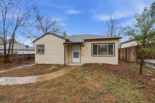 Foto del edificio - $1,695.95 - 2 Bed, 1 Bath Home in Denver with Spacious Fenced in Yard!