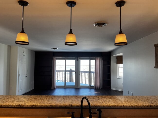 Building Photo - 634 W 2nd St