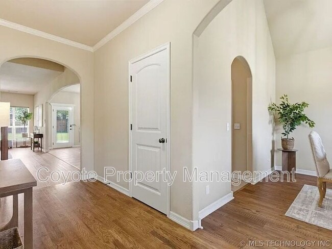 Building Photo - 2809 N Fern Ave