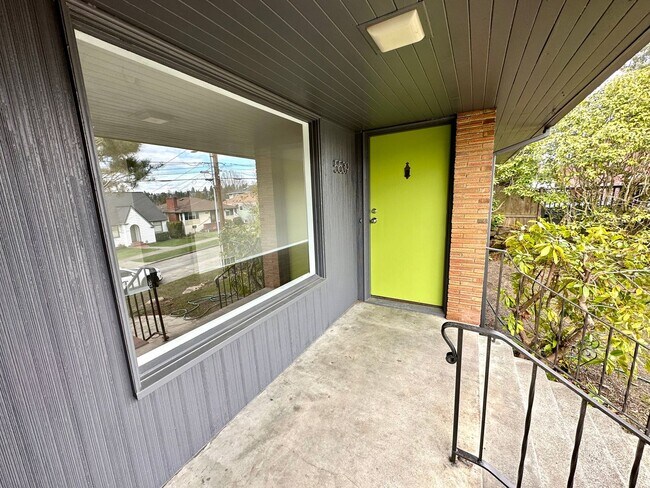 Foto del edificio - Highly Desirable Bryant home. 3 bed, 2 bath, + media room +office/work out!!!! Location Location ...