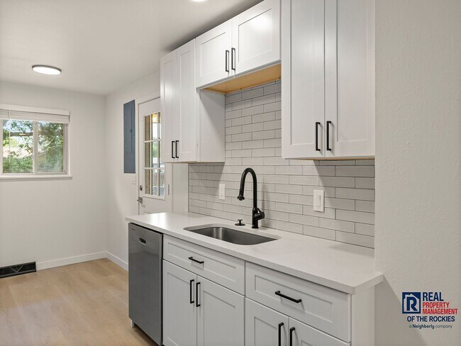 Foto del edificio - Beautifully Remodeled 2-Bed, 1-Bath Duplex...