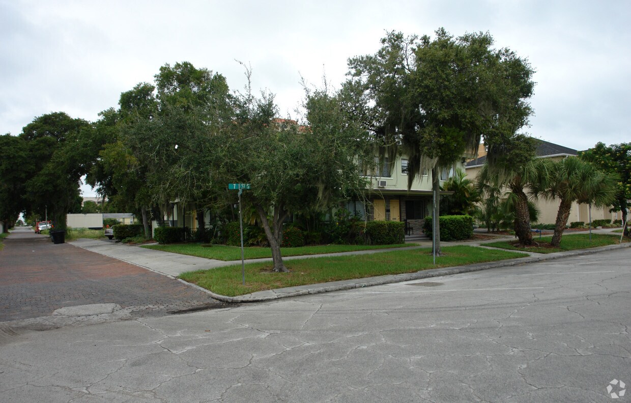Building Photo - 415 7th St S