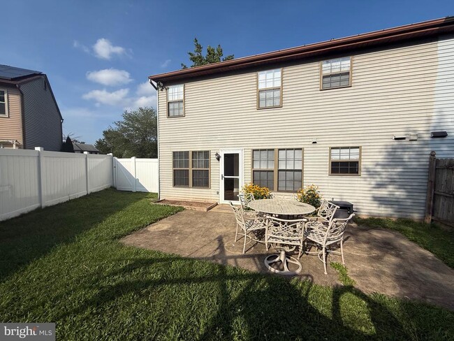 Building Photo - 131 Redwood Dr