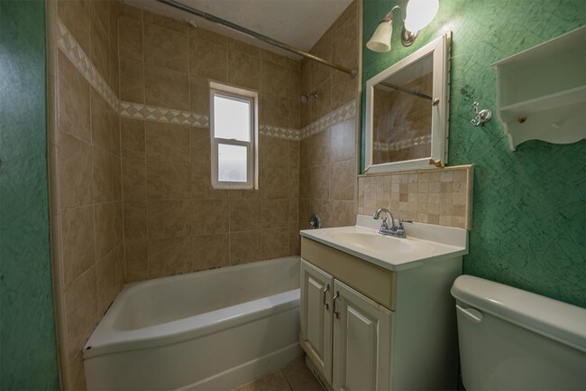 Building Photo - 1068 Crescent Dr