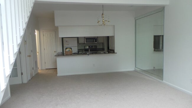 Building Photo - 1012 Primrose Ln