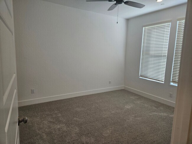 Building Photo - Gorgeous 3/2 Town Home in Clovis with Solar!