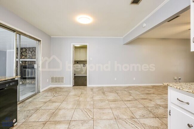 Foto del edificio - Charming 3 BR Brick Home with Upgraded Kitchen, Stone Fireplace & Sunroom in Little Rock