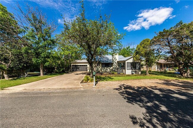 Building Photo - 1007 Presa Arriba Rd