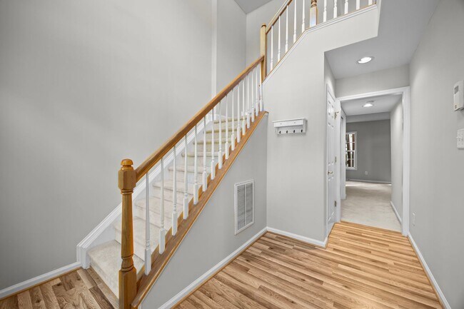 Building Photo - Spacious 3 Story Townhome Located in the Heart Raleigh! Available Now!