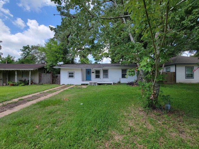 Building Photo - 111 Wisteria St