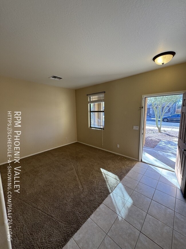 Building Photo - Cozy 4 bed / 2.5 bath with new carpet and ...