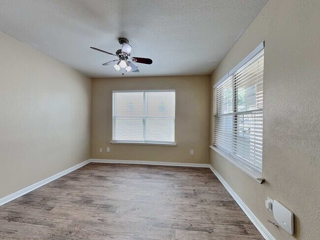 Foto del edificio - 13742 Clarks Fork Dr