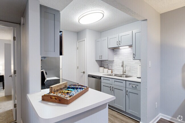 1BD 1BA 700SF El olmo - The Maren