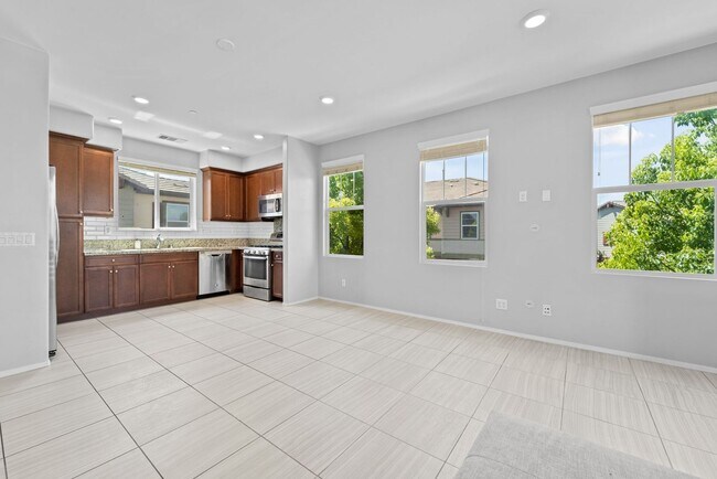 Foto del edificio - 2 Bedroom Townhome in the Lakepointe Community!