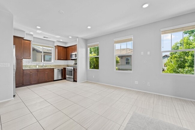 Building Photo - Townhome in the Lakepointe Point Community!