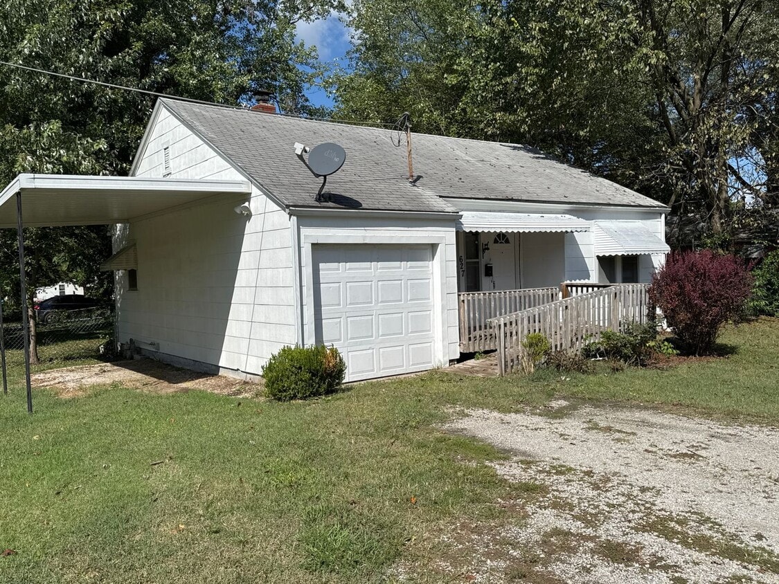 Primary Photo - Cute 2 Bedroom Bungalow! $895
