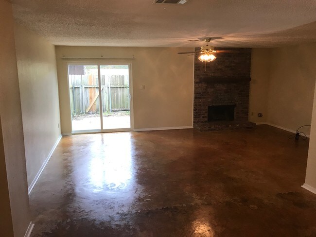 Building Photo - 66 Colonial Dr