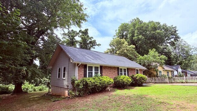 Foto del edificio - Venetian Hills Hidden Gem! 3 Bed - 2 Bath Near Fort McPherson, Available NOW!