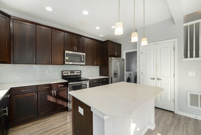 Foto del edificio - Bright & Spacious 3-Bedroom Home on a Corn...