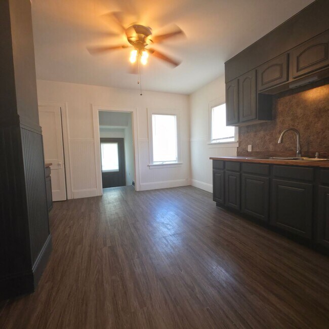 Foto del edificio - Single Family Home 4  beds 1 bath COMING S...