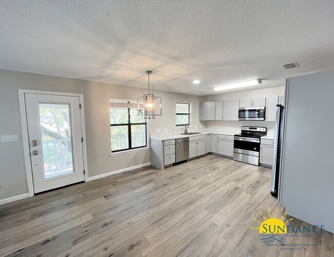Foto del edificio - Waterfront 2 Bedroom Home with Move-in Spe...