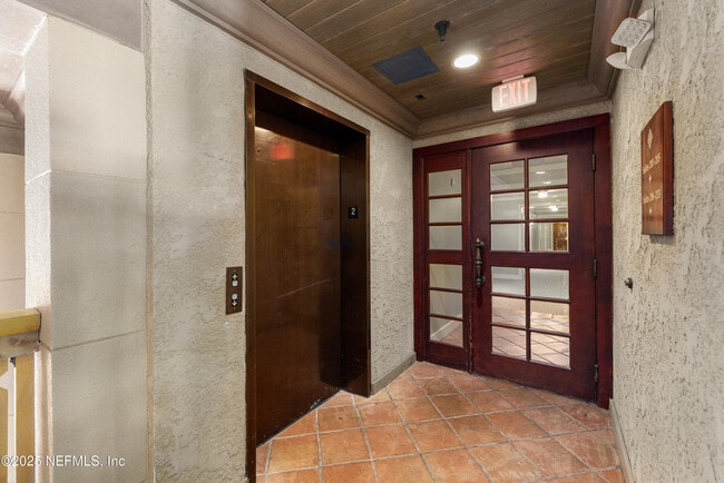 Foto del edificio - 945 Registry Blvd