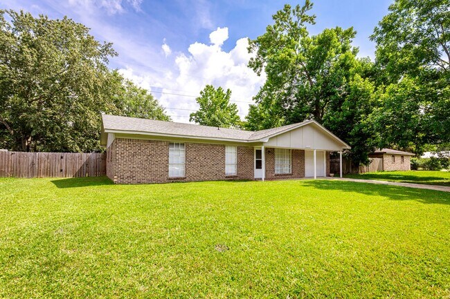 Building Photo - 3 Bedroom 2 Bath For Rent In Ocean Springs!!