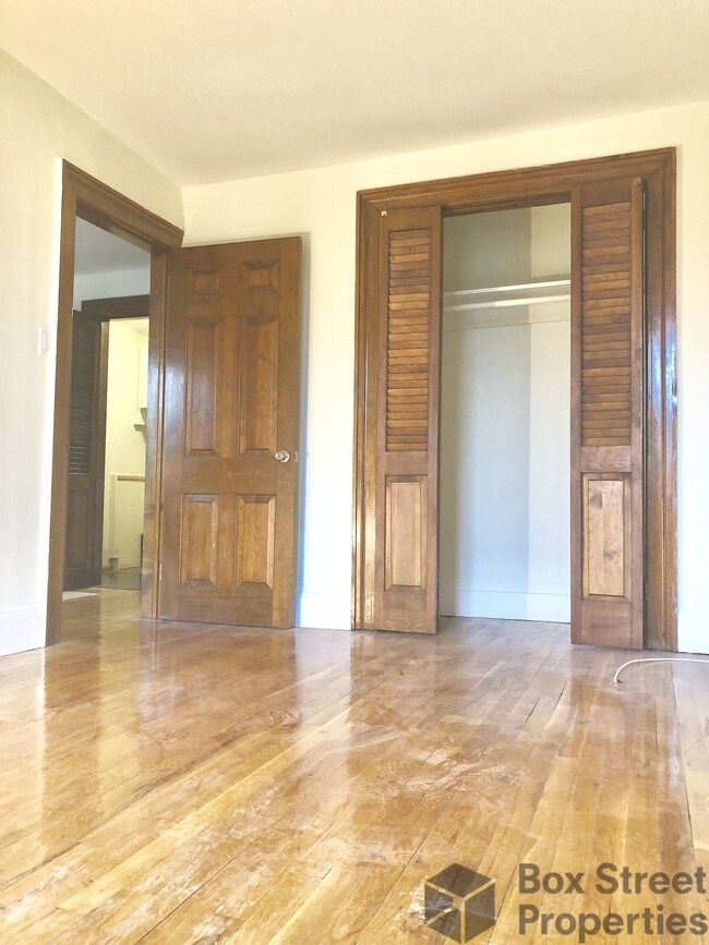 Building Photo - 305 Henry St