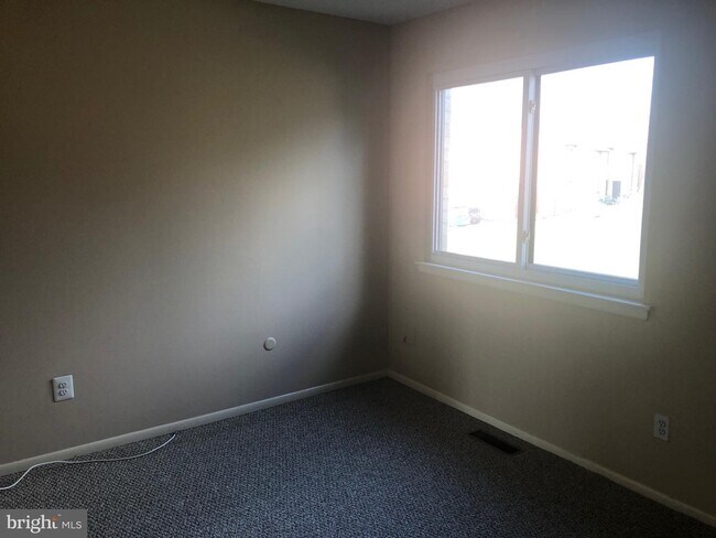 Building Photo - 603 Valley Dr