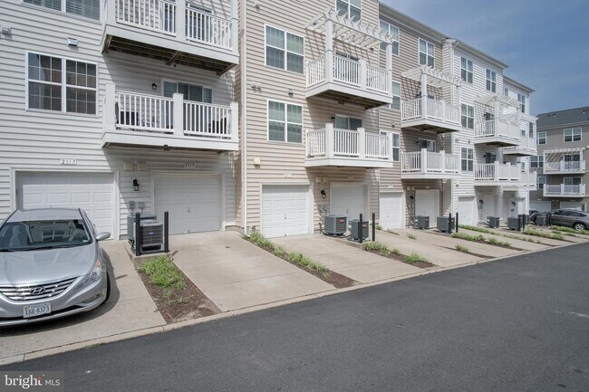 Building Photo - 2319 Kew Gardens Dr