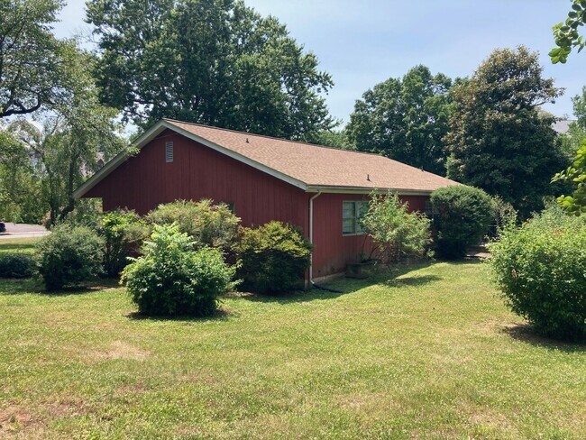 Building Photo - 4 BR/3 BA Home with Large Yard