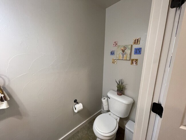 Foto del edificio - 3 Bed Townhome with awesome fenced yard!