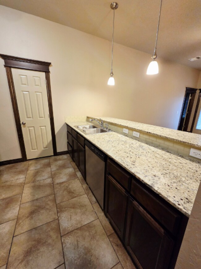 Building Photo - 1ST MONTH RENT FREE!!