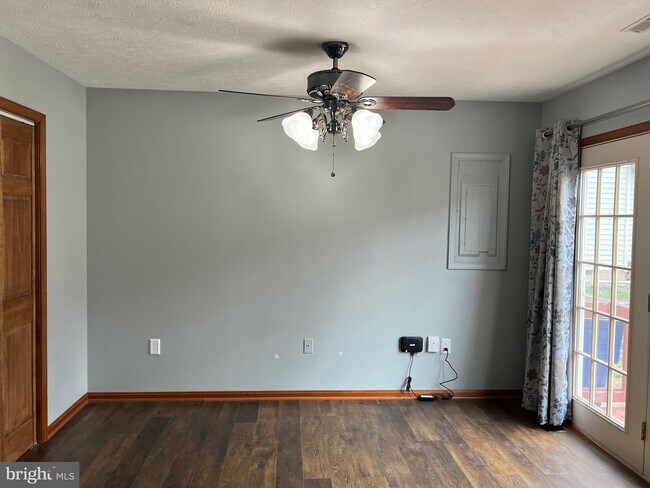 Building Photo - 1337 Robinhood Ln