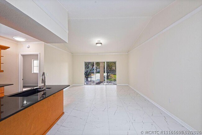 Foto del edificio - 2400 Centergate Dr
