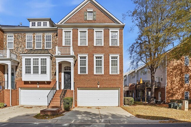 Foto del edificio - STUNNING TOWNHOME-AVAILABLE FOR IMMEDIATE ...