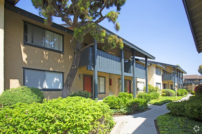 Building View - Glen Oaks Apartments