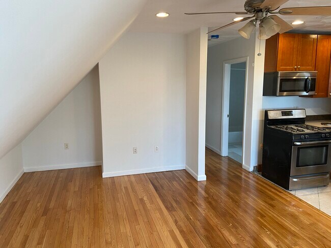 Building Photo - 68 Bellevue St