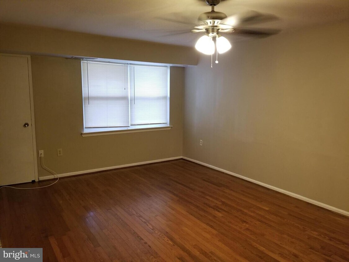 Primary Photo - 5937 Quantrell Ave