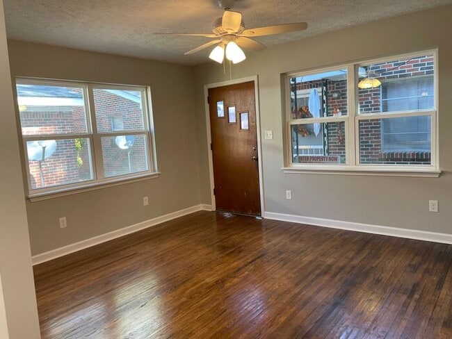 Building Photo - Completely renovated Apartment in Historic...